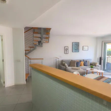 Sunny Duplex Martines 公寓